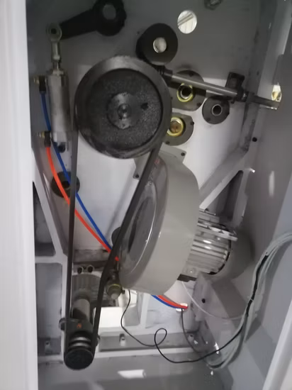 Macchina ribobinatrice per bobine jumbo da 2500 mm con sistema di movimentazione automatica dei coltelli